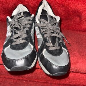 New Balance Dual-Tone Black and Gray Shoes